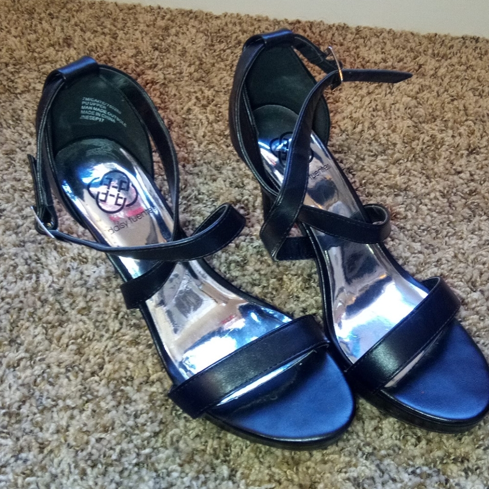 Daisy Fuentes strappy heels